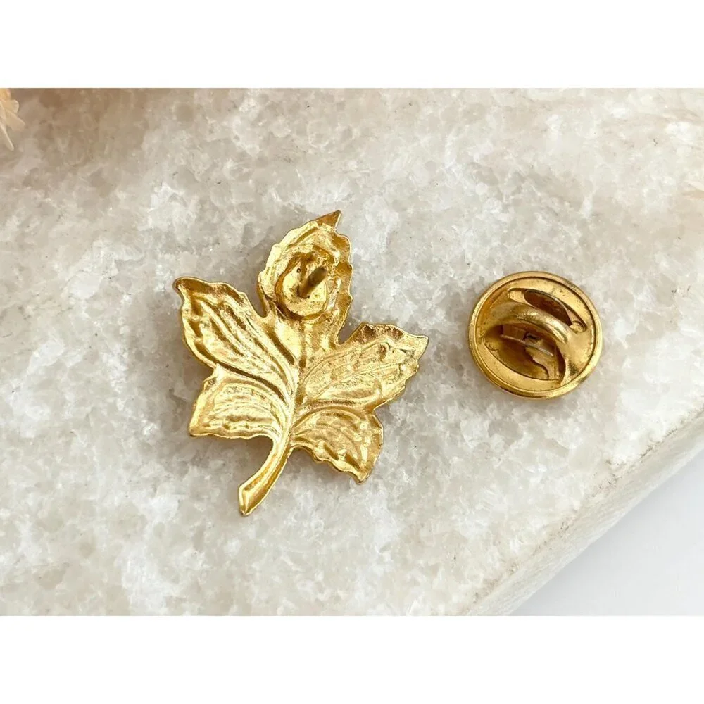 Leaf Shaped Textured Gold Toned Vintage Cute Costume Jewelry Brooch | Lapel Pin